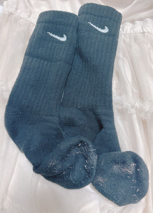 [Premium Used] Unwashed high school era Nike black crew socks.