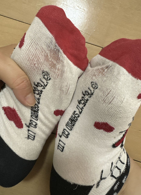 [Premium Used] Socks with character designs, worn for three years, well-used and tattered.