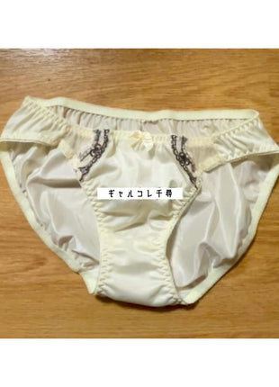 [Premium Used] Cream-colored panties of a female college student