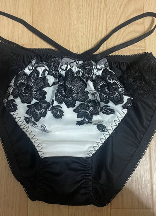 [Premium Used] Worn for one day + with face photo Black and white embroidered panties