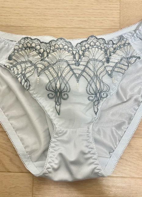 [Premium Used] Worn for one day with face photo included. Light blue embroidered panties. ❤️