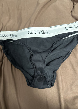 [Premium Used] Calvin Klein panties worn for four consecutive days with menstrual blood stains.