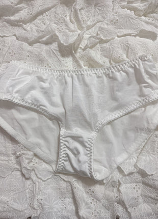 [Premium Used] Panties that can be worn all day in a snug place and photos during insertion.