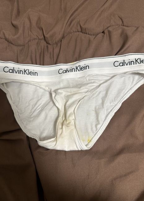 [Premium Used] I accidentally had an accident (><) Calvin Klein panties