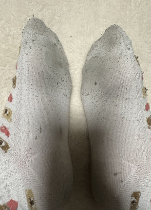 [Premium Used] The socks are covered in lint and are very black, but please don't be put off by it.