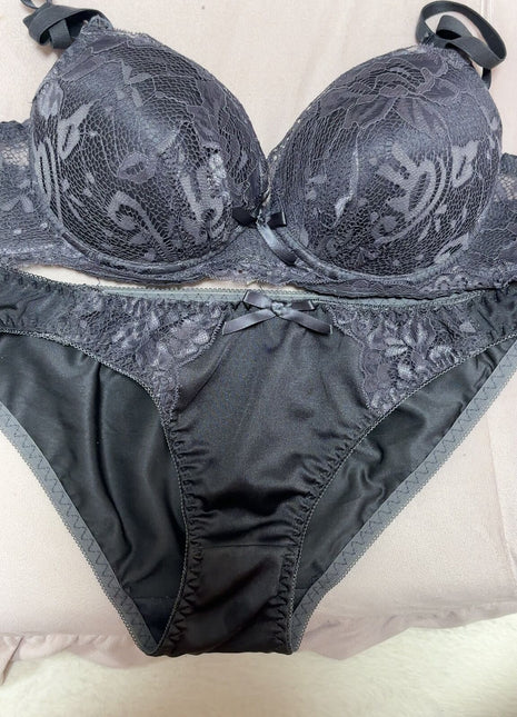 [Premium Used] Uniqua Black Bra and Shorts Set♡