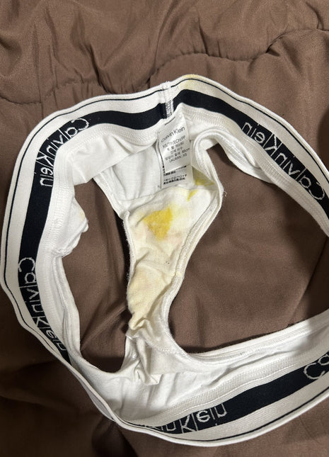 [Premium Used] I accidentally had an accident (><) Calvin Klein panties