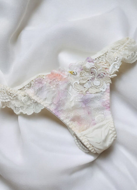 [Premium Used] A lovely, elegant thong in a soft aurora color.