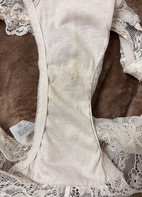 [Premium Used] Only for now, sale price. Even though I used them a lot, they got stained. Lacy and naughty white panties.