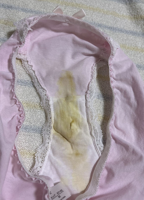 [Premium Used] Worn for two days.  
Embarrassingly yellowed panties with plenty of smell.