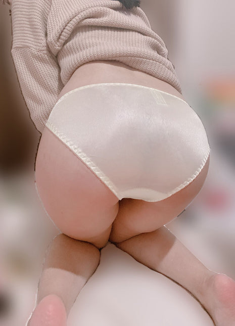 [Premium Used] A cute and erotic cream-colored satin panty. Worn for one day plus one time use.