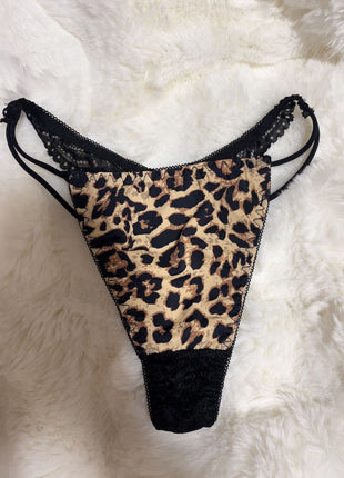 [Premium Used] Leopard print T-back that fits snugly