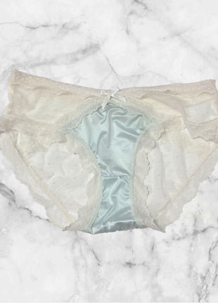 [Premium Used] The fabric is very sheer, showing both the back and the front clearly. Light blue satin pants.