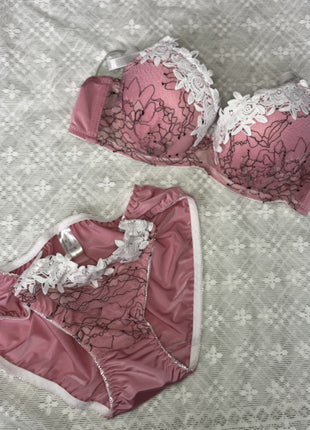 [Premium Used] Full of femininity. A BP set with cute floral embroidery.