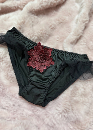 [Premium Used] Black panties with striking large red flowers