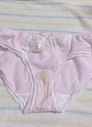 [Premium Used] Worn for two days.  
Embarrassingly yellowed panties with plenty of smell.