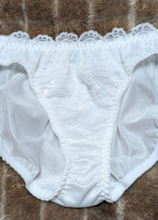 [Premium Used] Perfect fit for curvy legs! Pure white lace frilly panties.