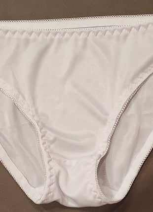 [Premium Used] White silky panties of a former AV actress.