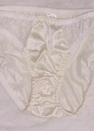 [Premium Used] A cute and erotic cream-colored satin panty. Worn for one day plus one time use.