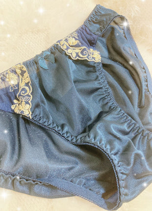 [Premium Used] Feel the fragrance of the day abundantly... navy blue panties