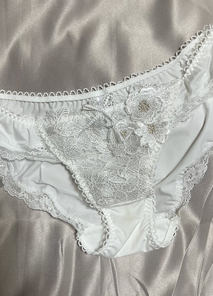 [Premium Used] Noticeable stains on pure white panties