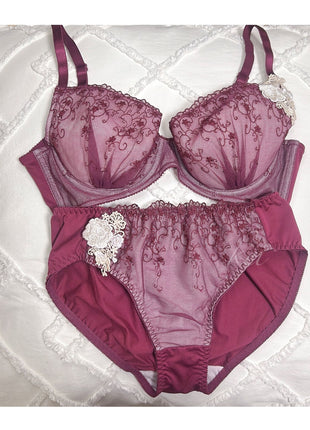 [Premium Used] The wine-colored B&P set by Chubby Kei is charming with its white floral embroidery.