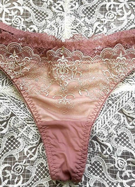 [Premium Used] Charming lace tutuanna. Sexy hip T-back panty.