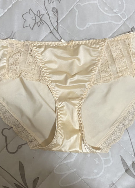 [Premium Used] Silky cream-colored satin panties