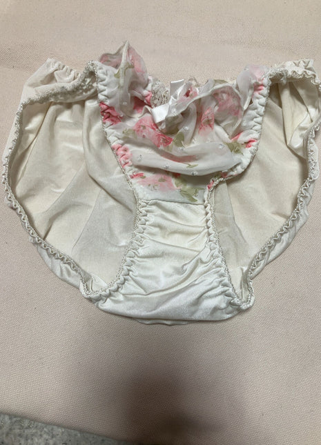 [Premium Used] Favorite during high school ♡ Frilly with floral pattern ♪ Girly panties ♡