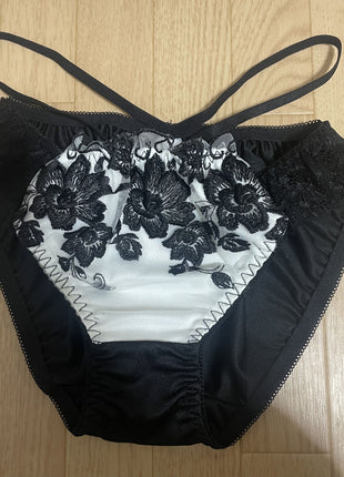 [Premium Used] Worn for one day + photo with face wearing black and white embroidered panties ❤️