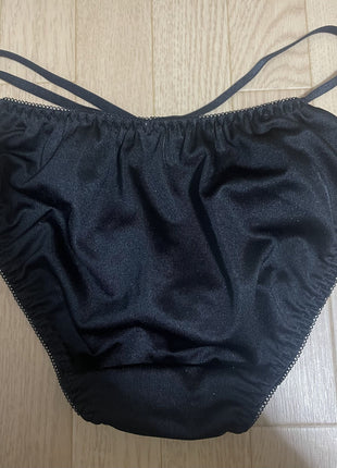 [Premium Used] Worn for one day + photo with face wearing black and white embroidered panties ❤️